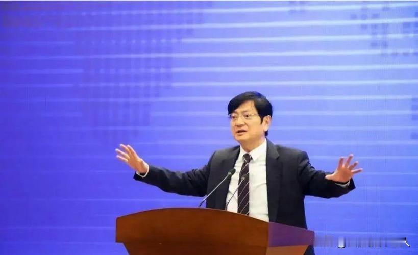郑强教授说：“如今过年时无法燃放烟花爆竹，导致除夕夜的街道异常安静。他担忧地问，