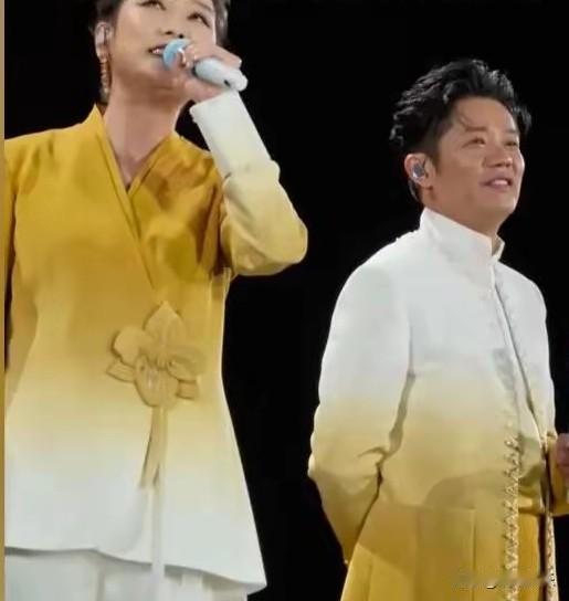 凤凰传奇西安演唱会那场面，简直绝了！歌迷们冒着雨合唱的场景，太震撼了。
瓢泼大雨