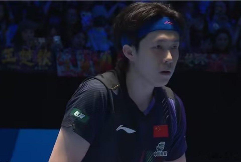 乒乓球亚洲杯继续进行，男单八强决出四席，卫冕冠军3-0大获全胜，王楚钦横扫新加坡