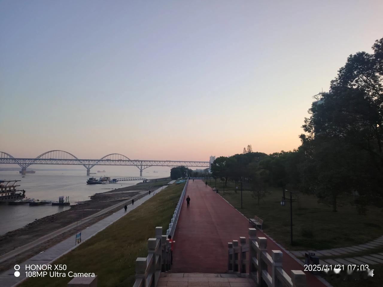 冬日生活打卡季11月21日长江岸边晨练迎日出