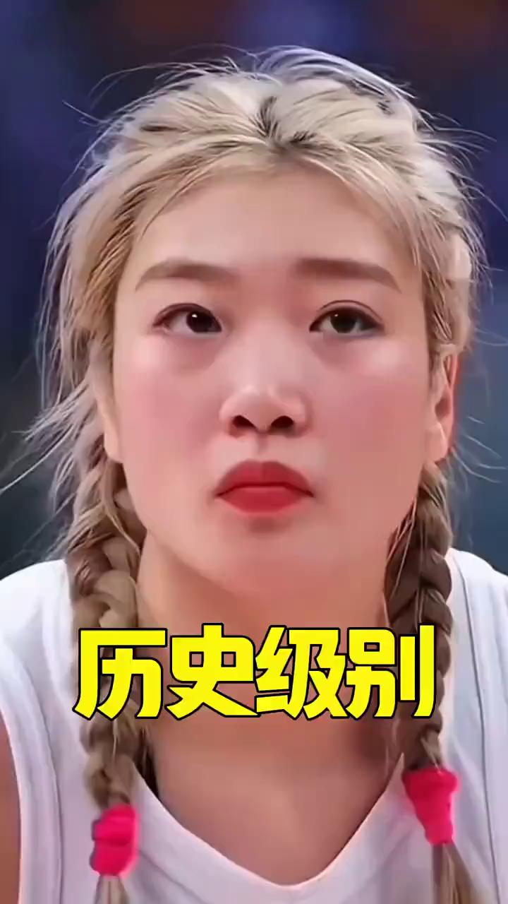 李梦这上篮动作太有观赏性了，也不知道她这赤空上篮跟谁学的。注意看，李梦上篮时在空