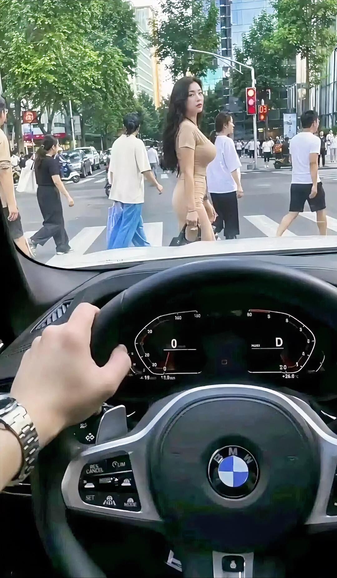 她在想什么？[微笑]