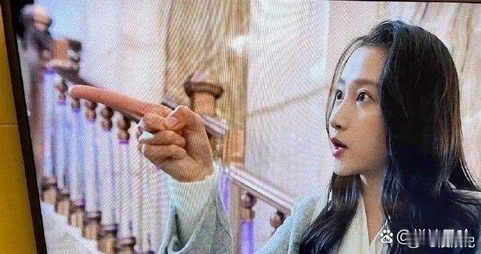 关晓彤的手指线条优雅，仿佛蕴藏着无限魅力。她的每个动作都能成为焦点，令人为之倾倒