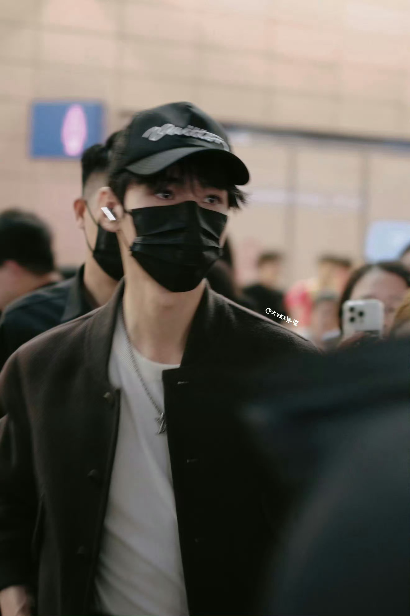 品牌大使龚俊启程巴黎男装周，即将亮相Louis Vuitton 2027春夏男装