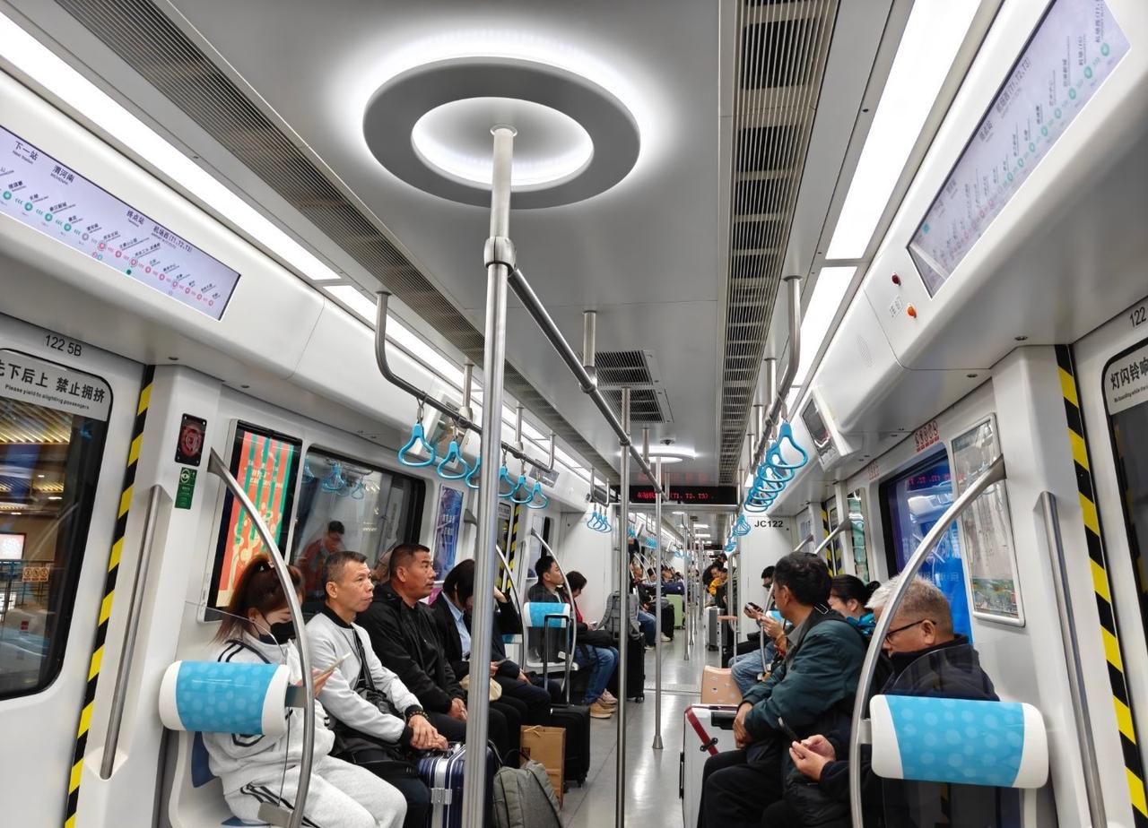 不知道是不是错觉，返程的西安地铁（4+14号线）比想象中快，开始我还担心到机场要