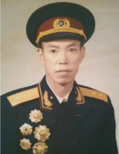 1949年，梁兴初的新婚妻子任桂兰怀孕闹口，想吃香蕉，却没有钱买，身上的那块银元