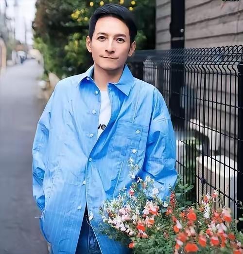 49岁的李维嘉，早已活成了旁人眼中的人生赢家。​名下有6套房产，北京两套、长沙两