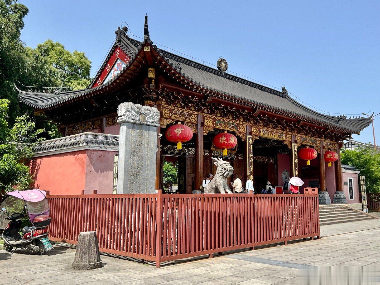 龙虎山嗣汉天师府，第七批全国重点文物保护单位。嗣汉天师府是因元朝至元十三年（12
