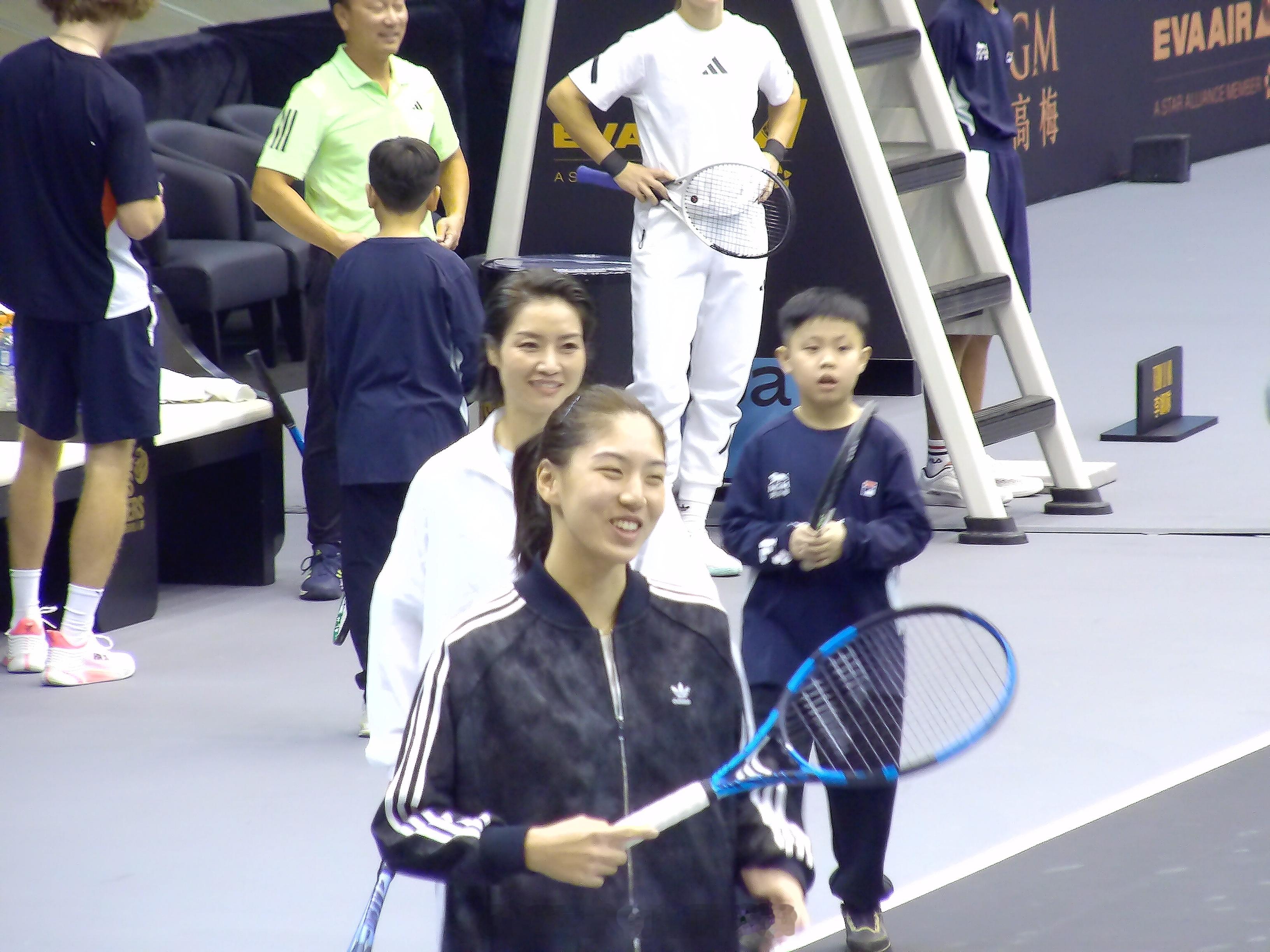 美高梅澳门网球名人赛  热身表演阶段， 李娜  和 王欣瑜  心情都很愉悦。  