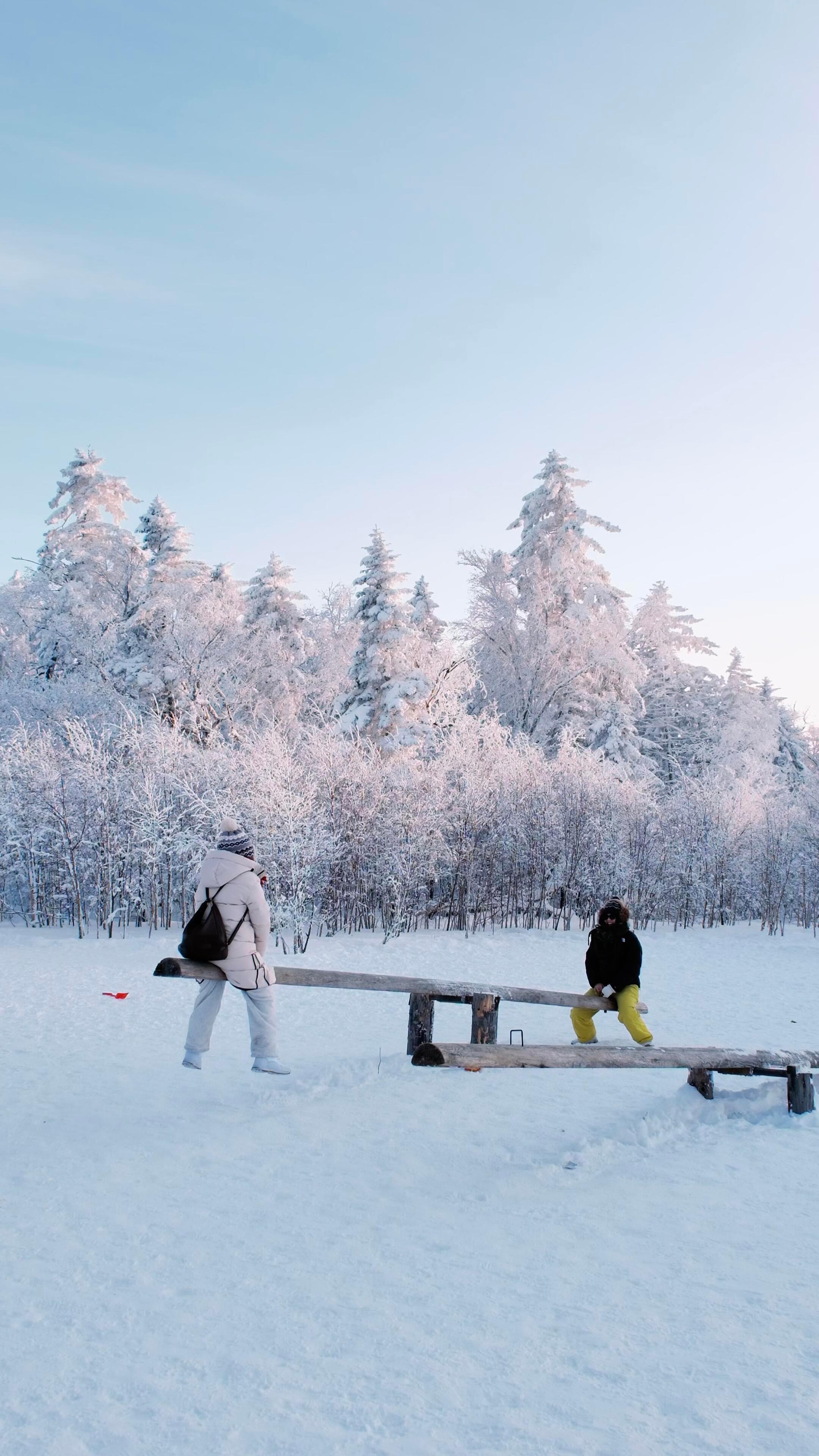 论东北与冬天的适配度天池还是没开，但人怎么到了芬兰，一个月只开了两天的天池，终究
