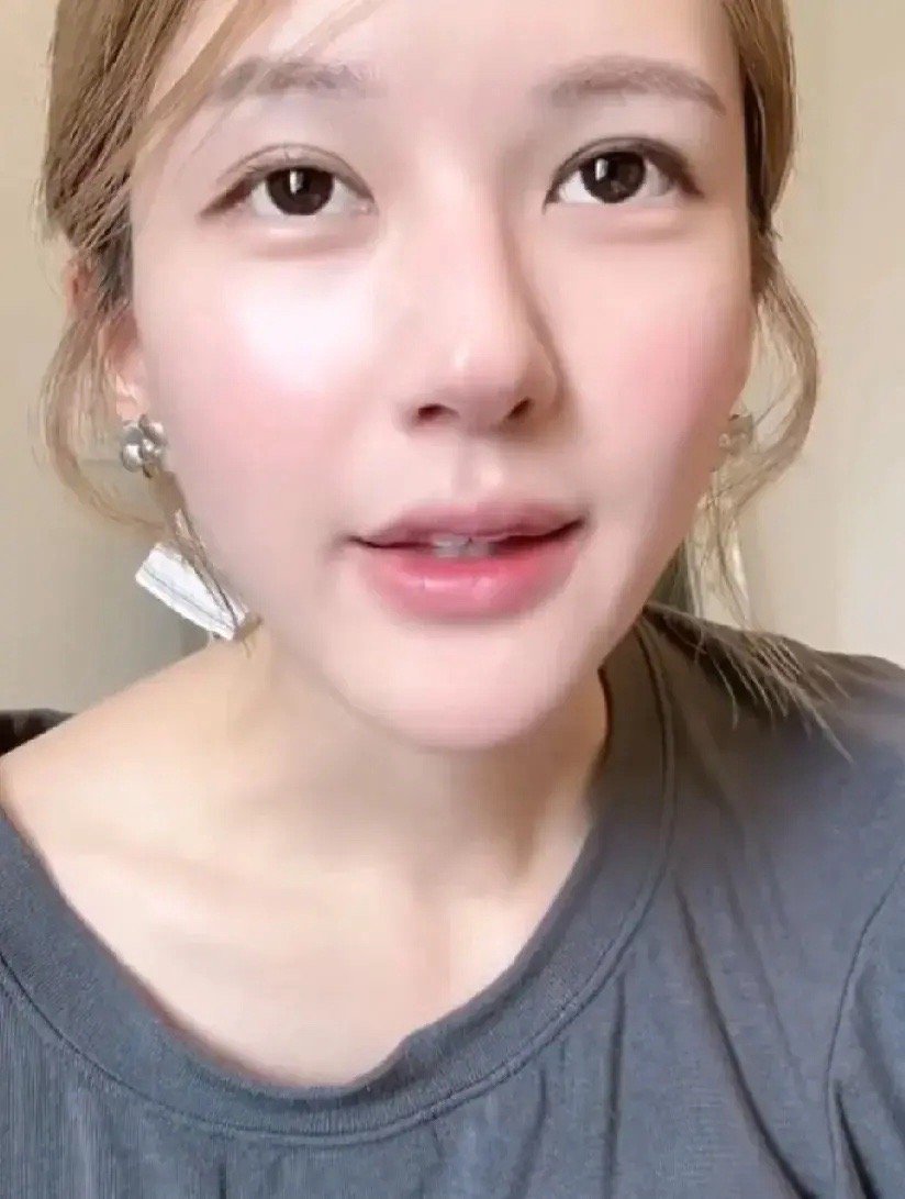 赵露思说不在乎演什么角色赵露思直播里说想演到80岁，从妈妈演到奶奶，啥角色都接。