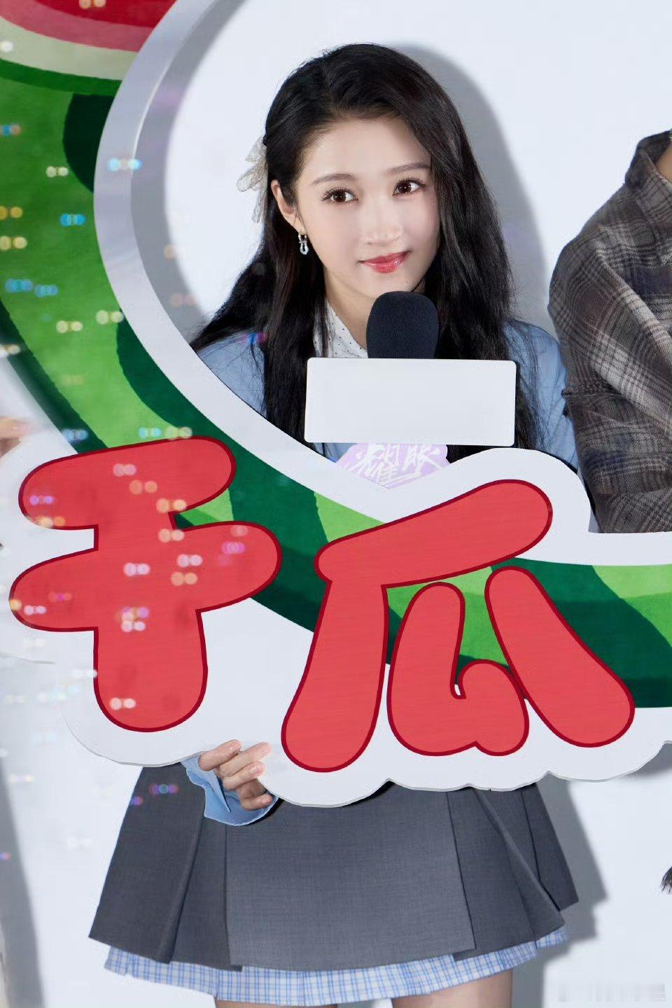 关晓彤追剧团2套造型都绝美！完全晴也大小姐上身