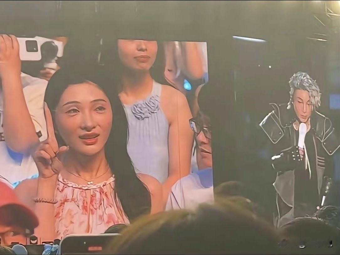 薛之谦又闯祸了？薛之谦的重庆演唱会现场惊现沸羊羊。
在跟观众互动环节中，镜头切换