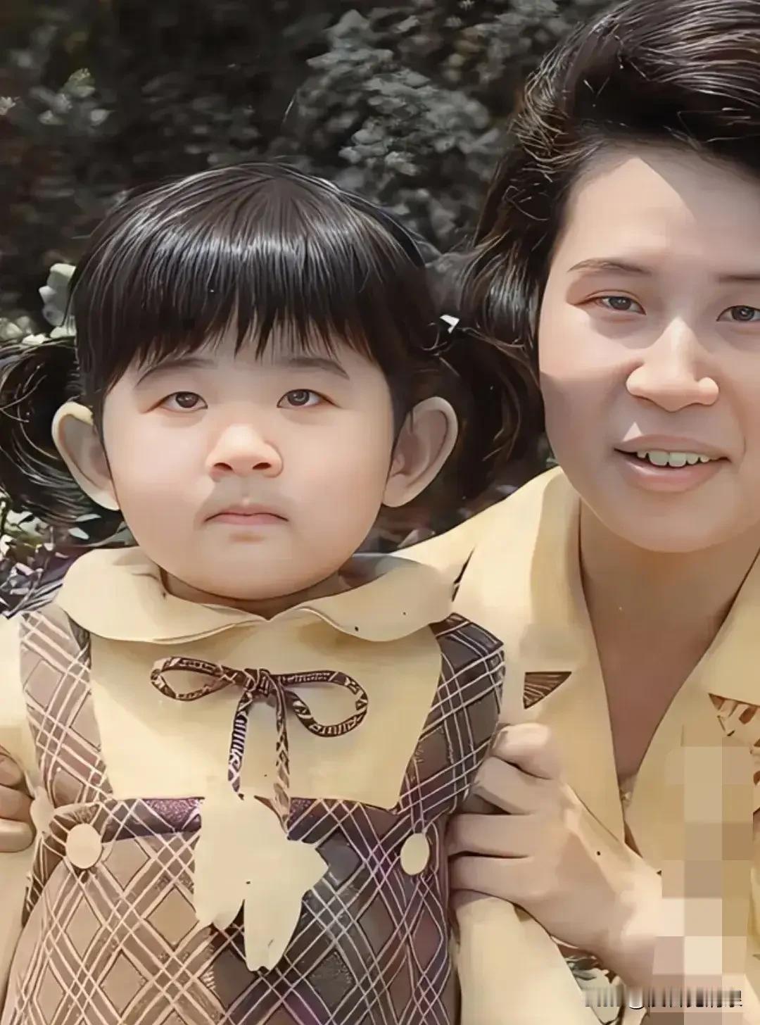 这小孩看着好面熟，谁知道她是谁吗？