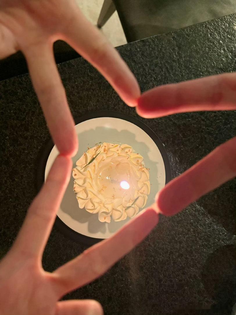 肉肉给李一桐庆生看到了李一桐的童年照生日的浪漫不必轰轰烈烈，肉肉陪伴李一桐庆生，