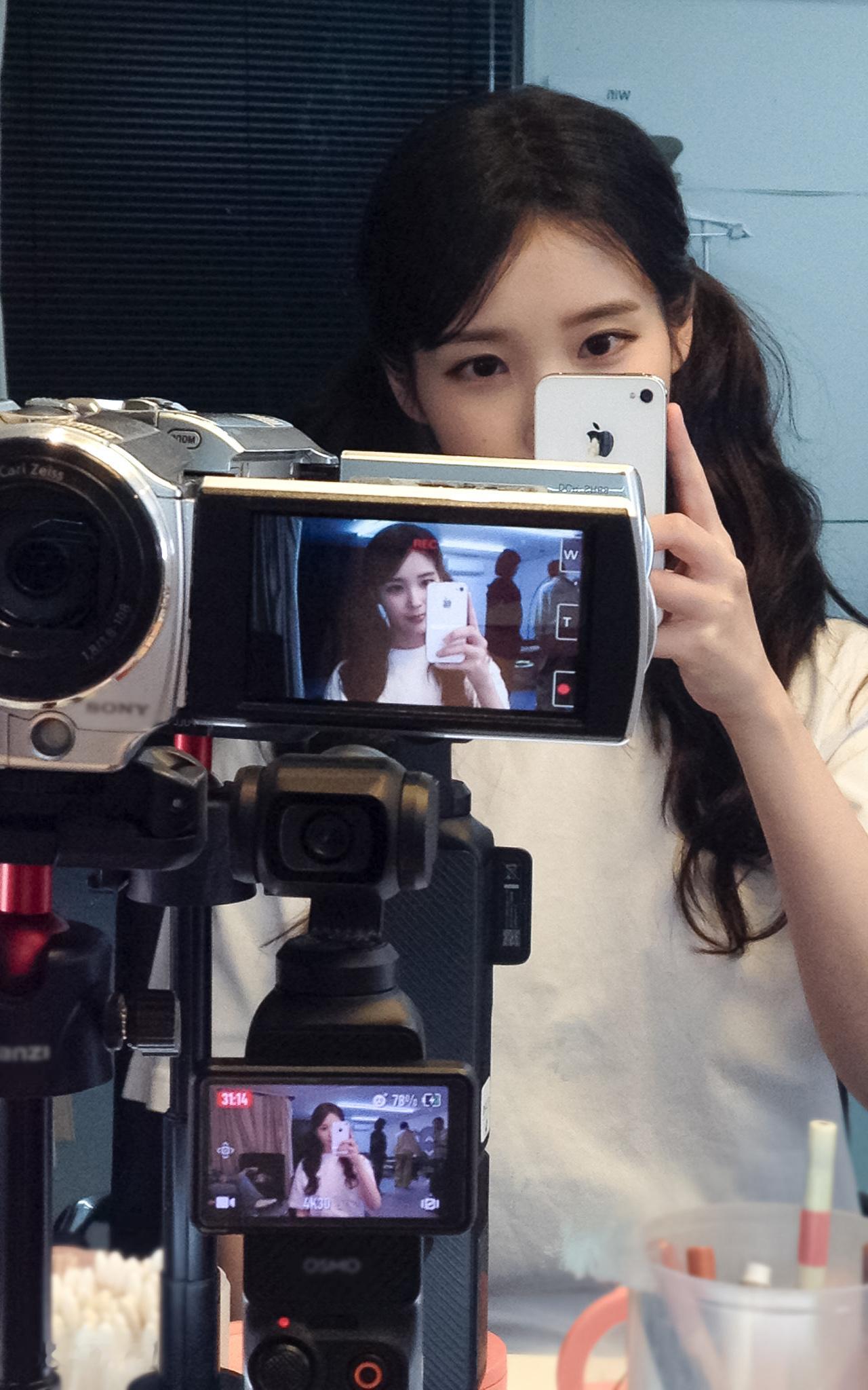 IU  📷iu韩国第一女solo 什么样的小U我都爱自修 | IU 