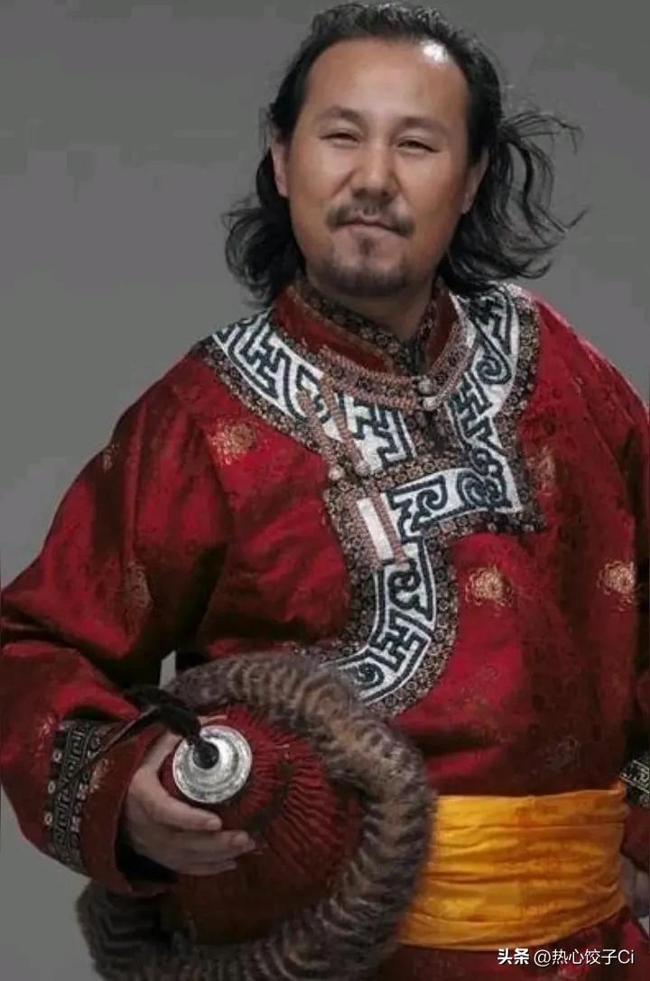 腾格尔说，编那么多干什么呀！歌只要够好，一辈子，一首歌就行了！腾格尔凭《父亲的草