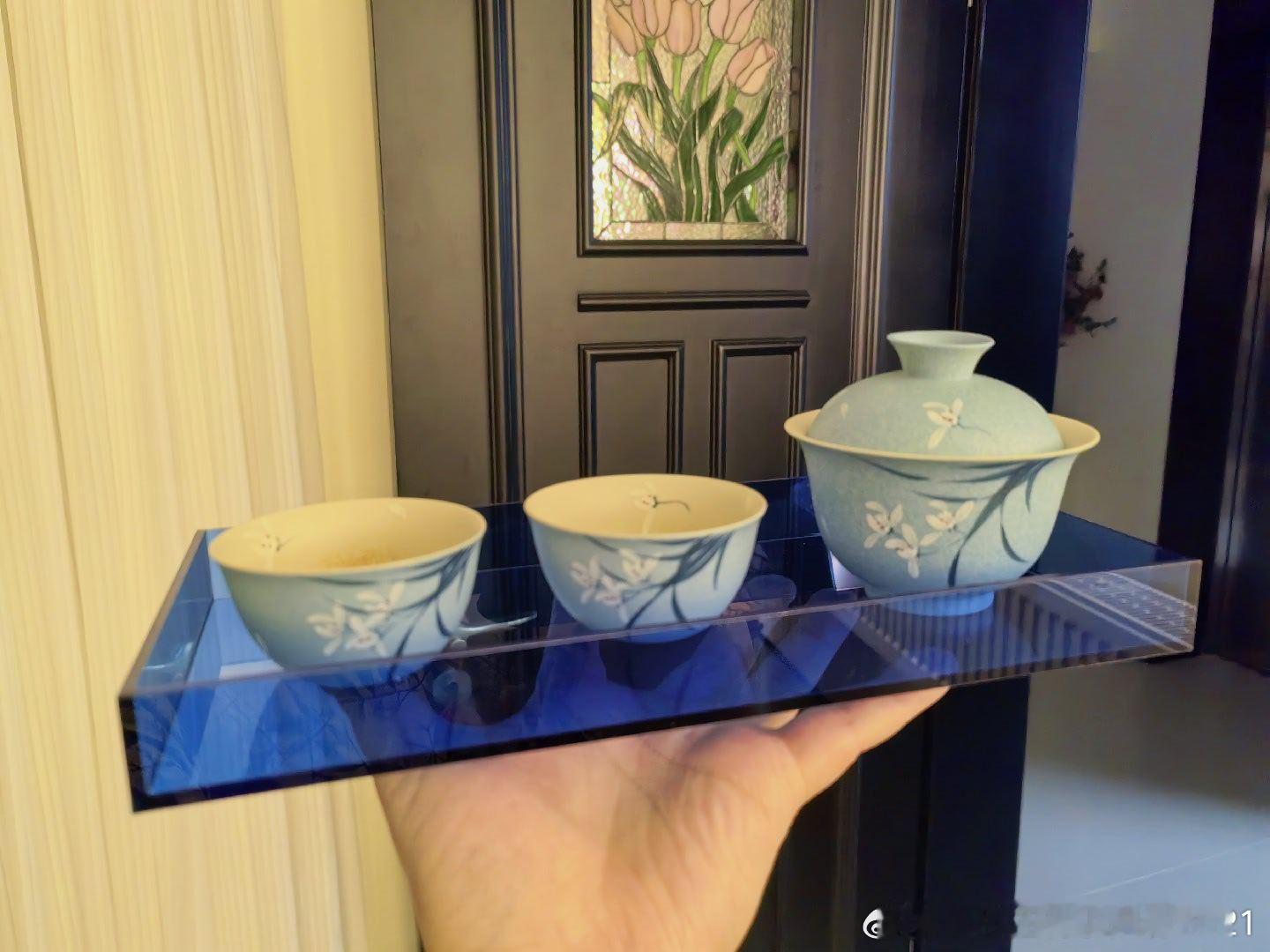 给这套蓝色茶具，配了一个亚克力的蓝色托盘[嘻嘻][嘻嘻] ​​​