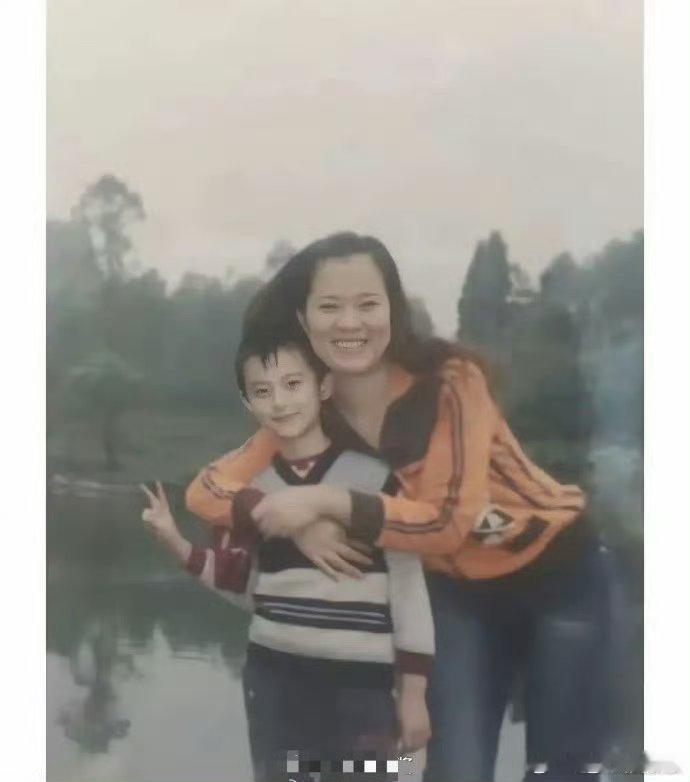 王鹤棣父母皆宽脸扁平，他却独得小脸高折叠五官，基因奇妙组合，颜值逆袭超神奇！ ​