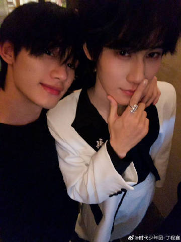 丁程鑫叫张真源帅哥 丁程鑫游完泳遇到帅哥张真源丁程鑫游完泳遇到帅哥张真源 