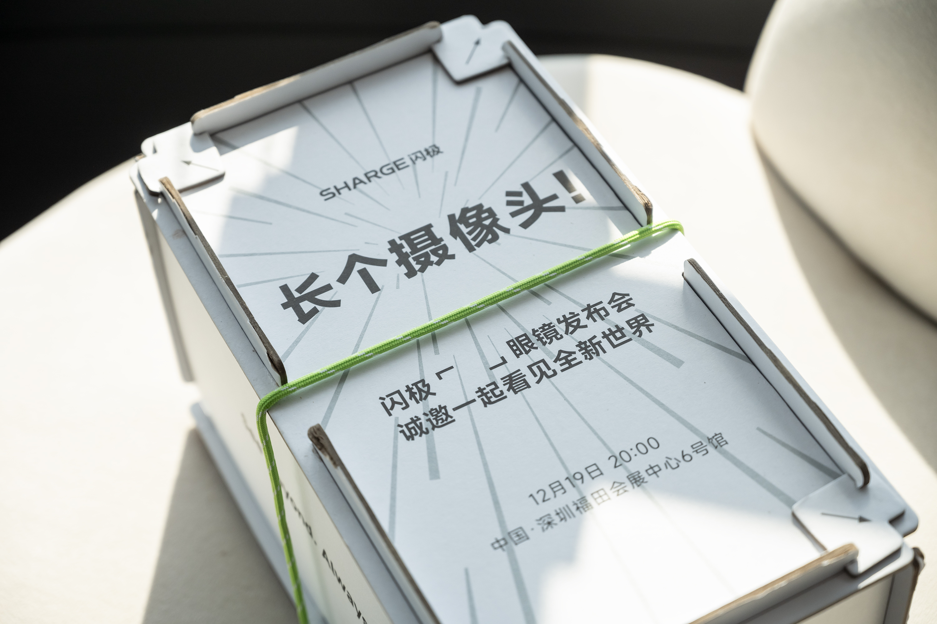 收到闪极____眼镜发布会邀请函了，相机盒子套在大卫的头上，眼睛还用绿色贴纸覆盖