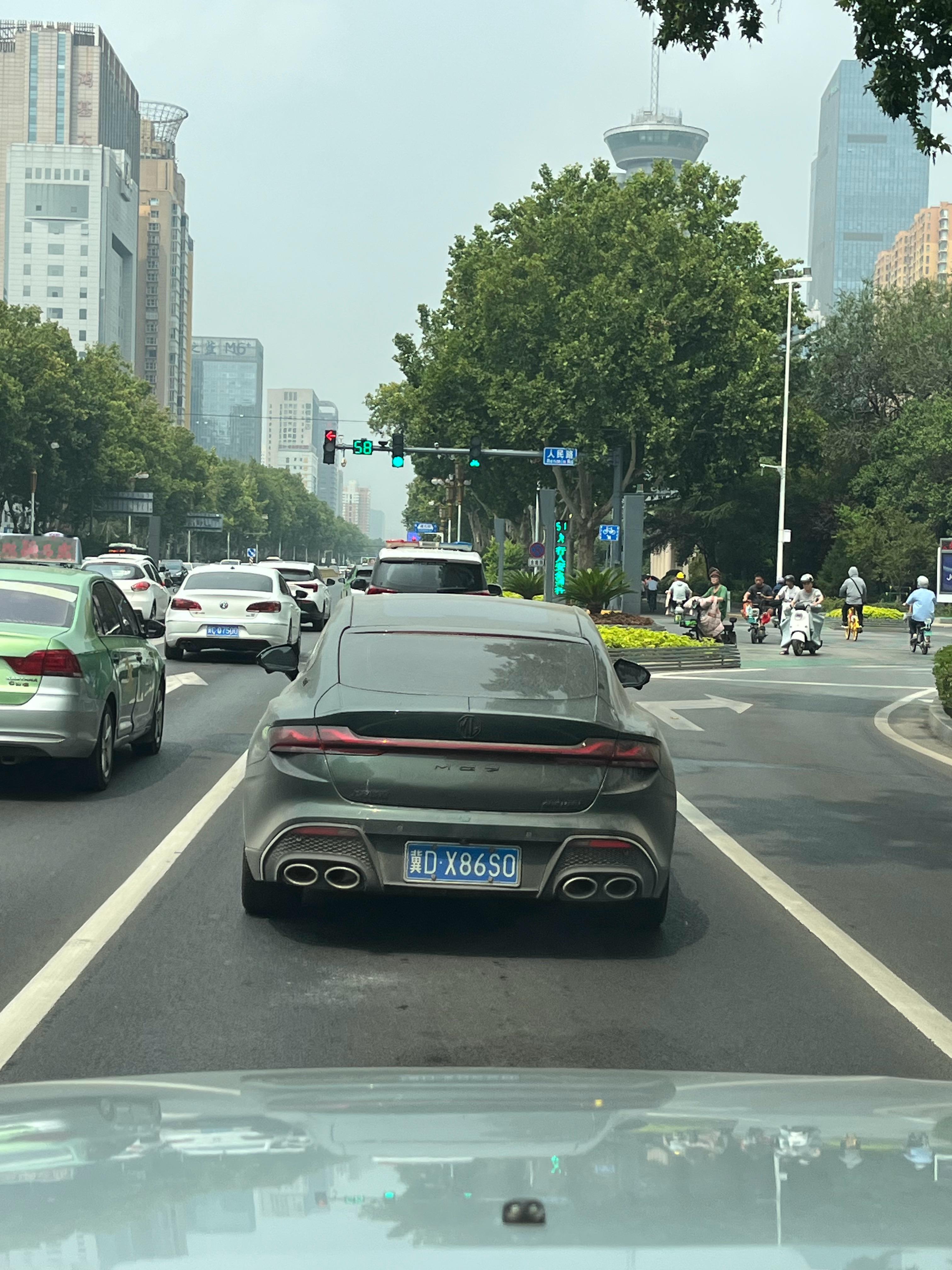 这巨大的四出排气，至少得是个V8吧[doge] ​​​