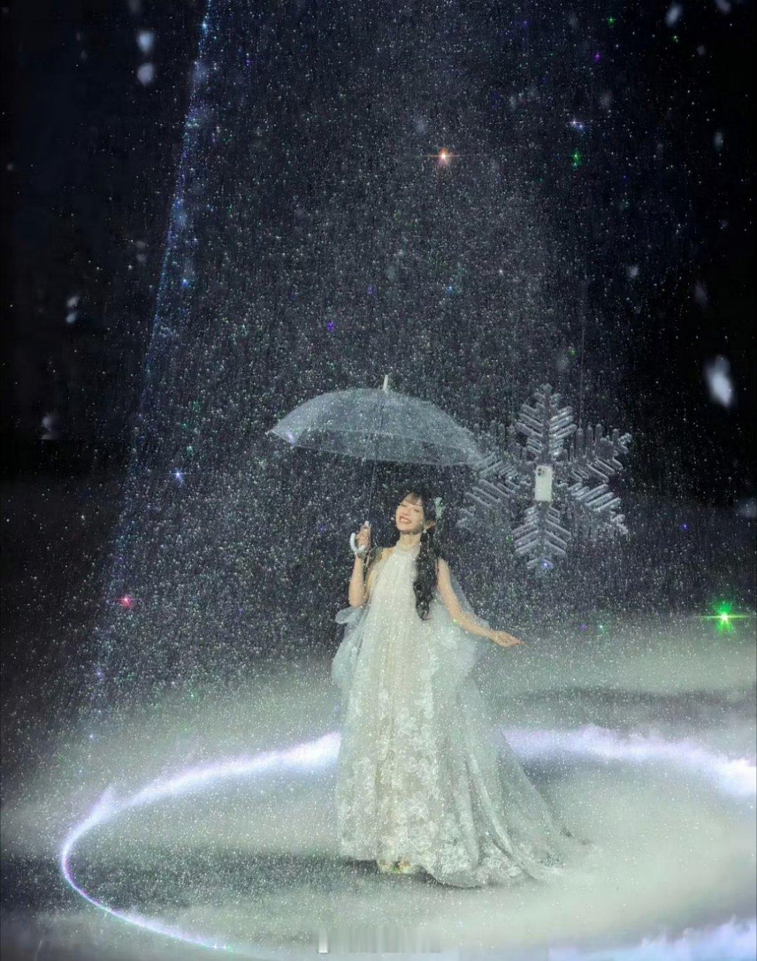 哇哦，田曦薇这个在雪花漫天飞舞的舞台上，撑着伞出场，整个就是一个绝美啊，像白雪公
