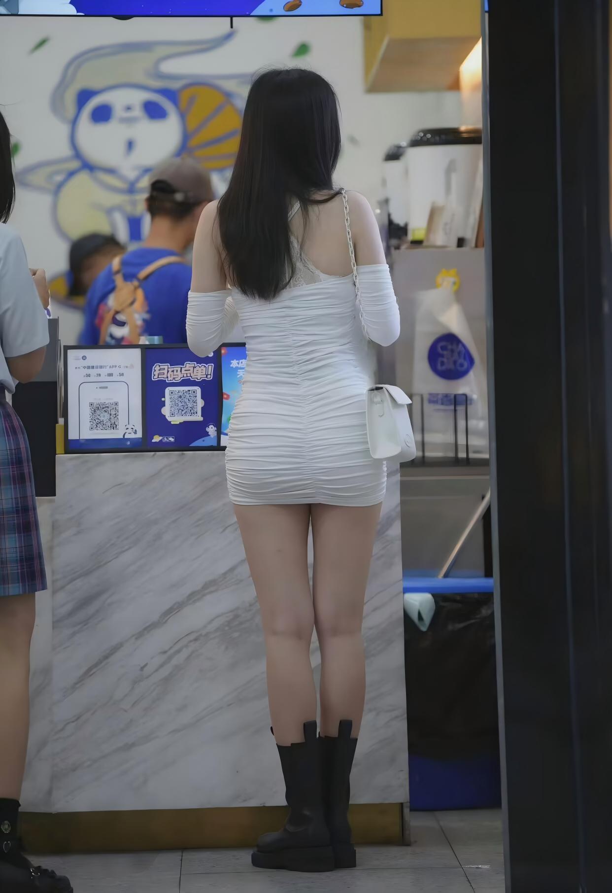 人都是活在自己的圈子里，不是同路人很难融入。勉强的进去了，也会经常尴尬……找累…