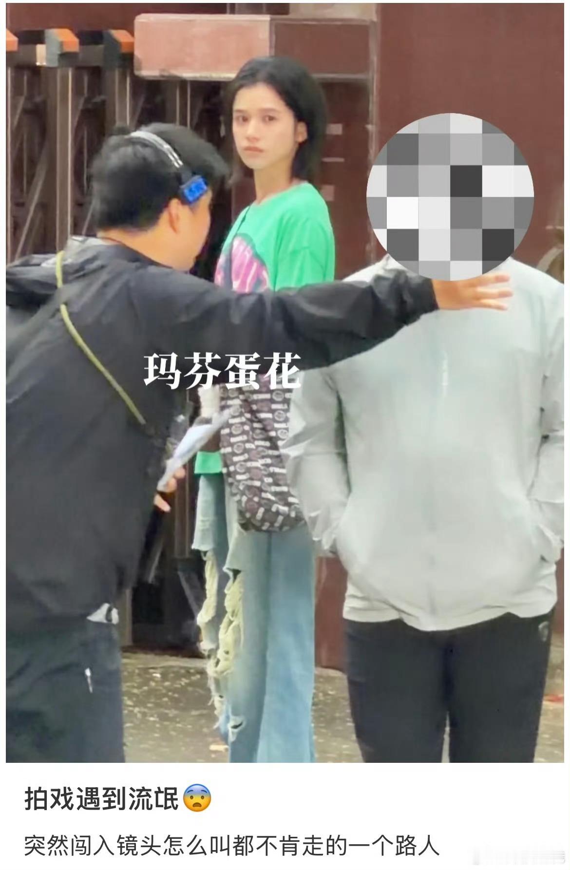 张婧仪拍戏遇到赶不走的路人张婧仪拍戏有个路人闯入镜头怎么都赶不走，我天呐，要注意