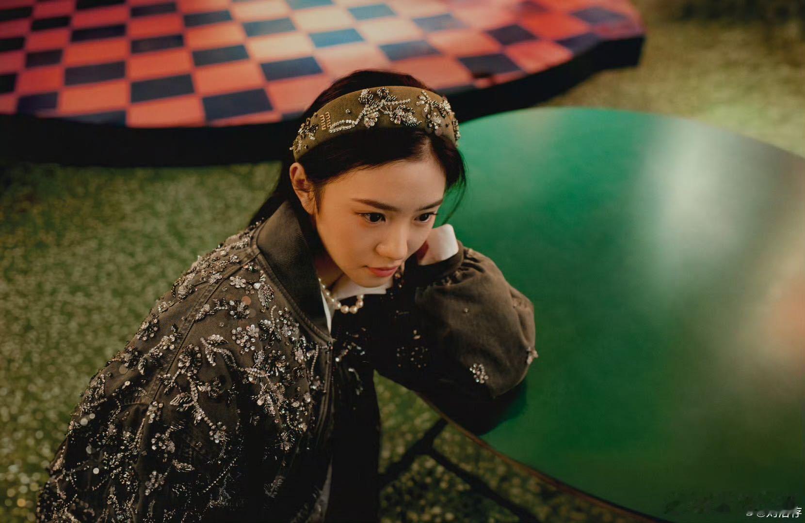 刘浩存新年三折叠怎么叠都好看 不得不说，刘浩存这次 “新年三折叠” 太绝，多角度