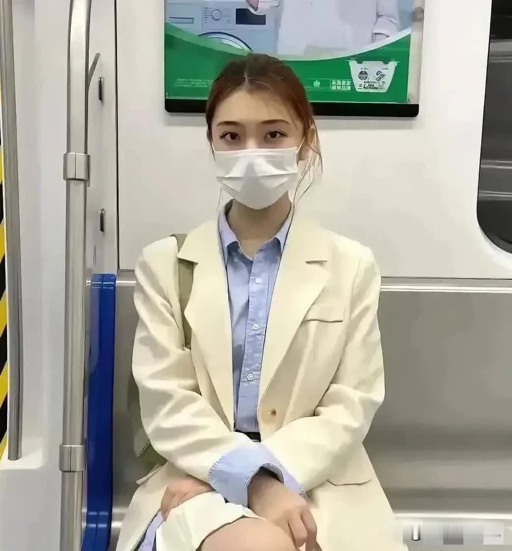 在地铁上不经意间撞见，虽然她戴着口罩遮住了半张脸，但从她那如炬的眼神里，我仿佛看