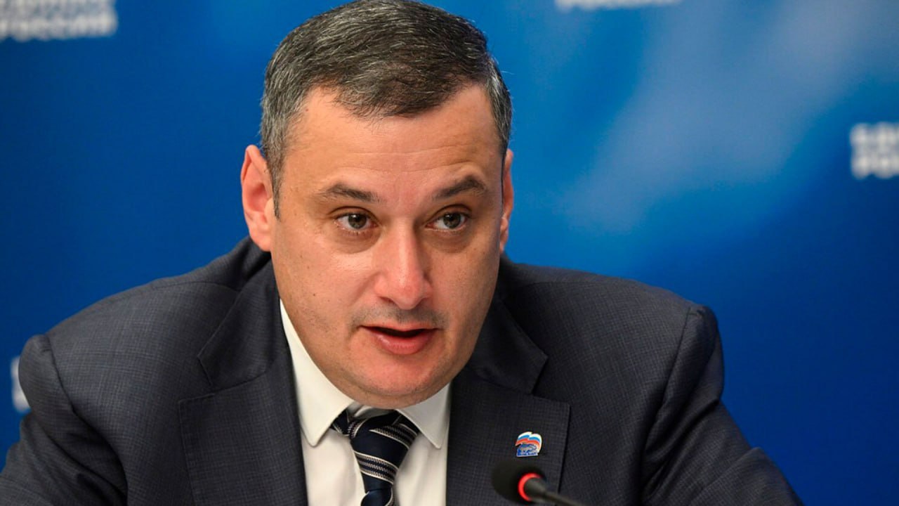 亚历山大·欣施泰因遭遇交通事故——库尔斯克州州长的汽车在复杂路段打滑冲出路面。事