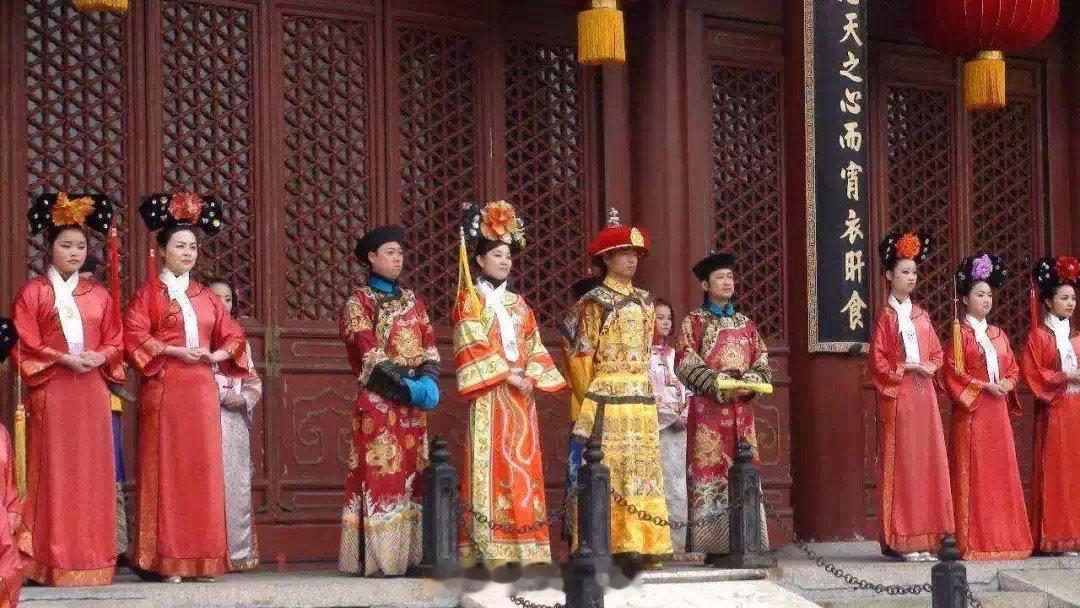 从＂二月河＂所谓的历史小说走红开始，清宫戏一直红火到今天。当海外屏幕主人公进化为