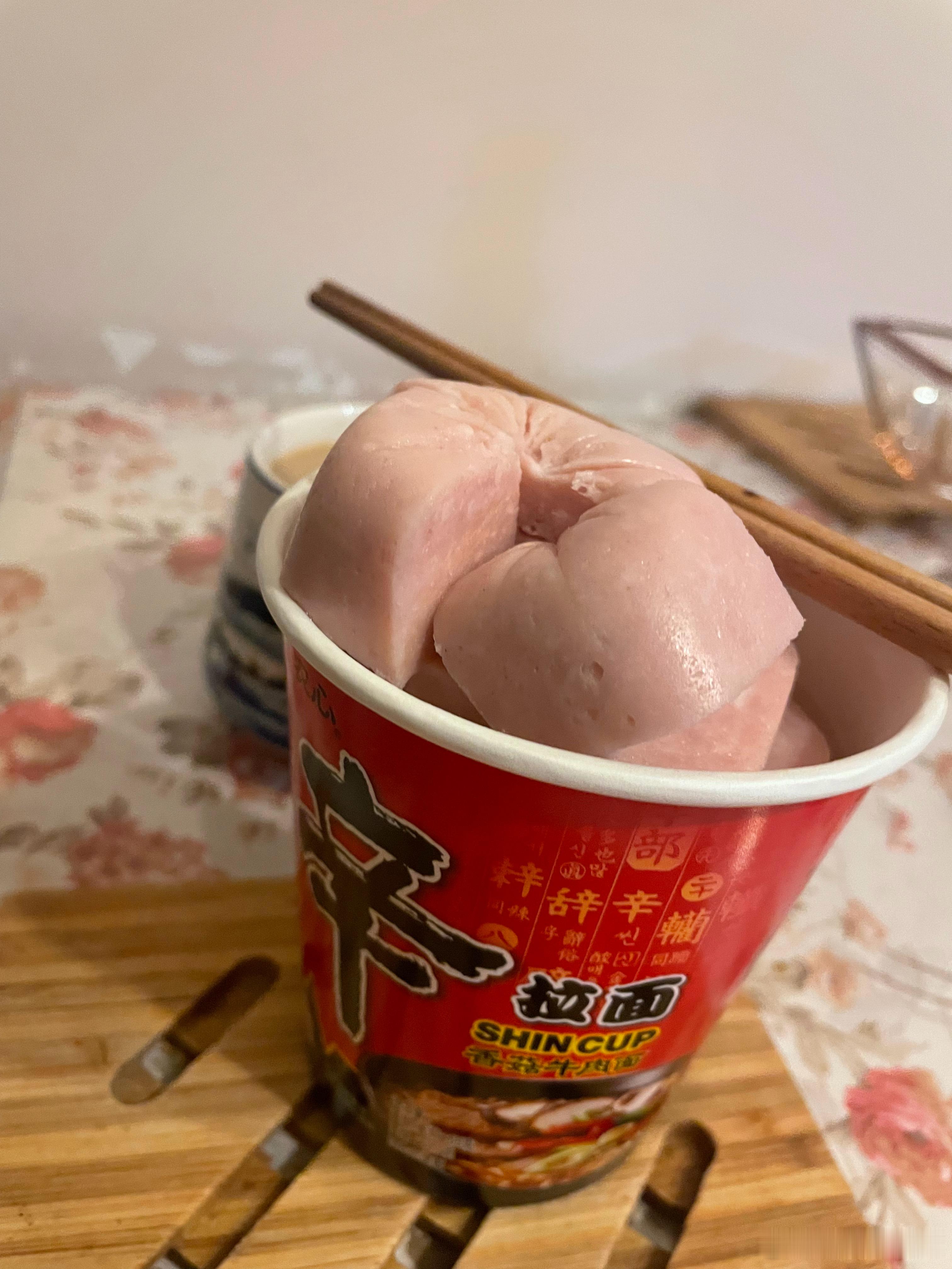 营养早餐：大韩民国 农心方便面，配160克盐水火腿意大利咖啡、中国蒙中牛牛奶注：