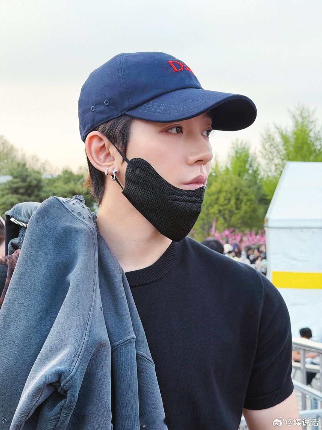 邓为和春天潦草合影邓为拍的日落邓为首位超话发帖量破亿95生 救命🆘邓为超话发帖