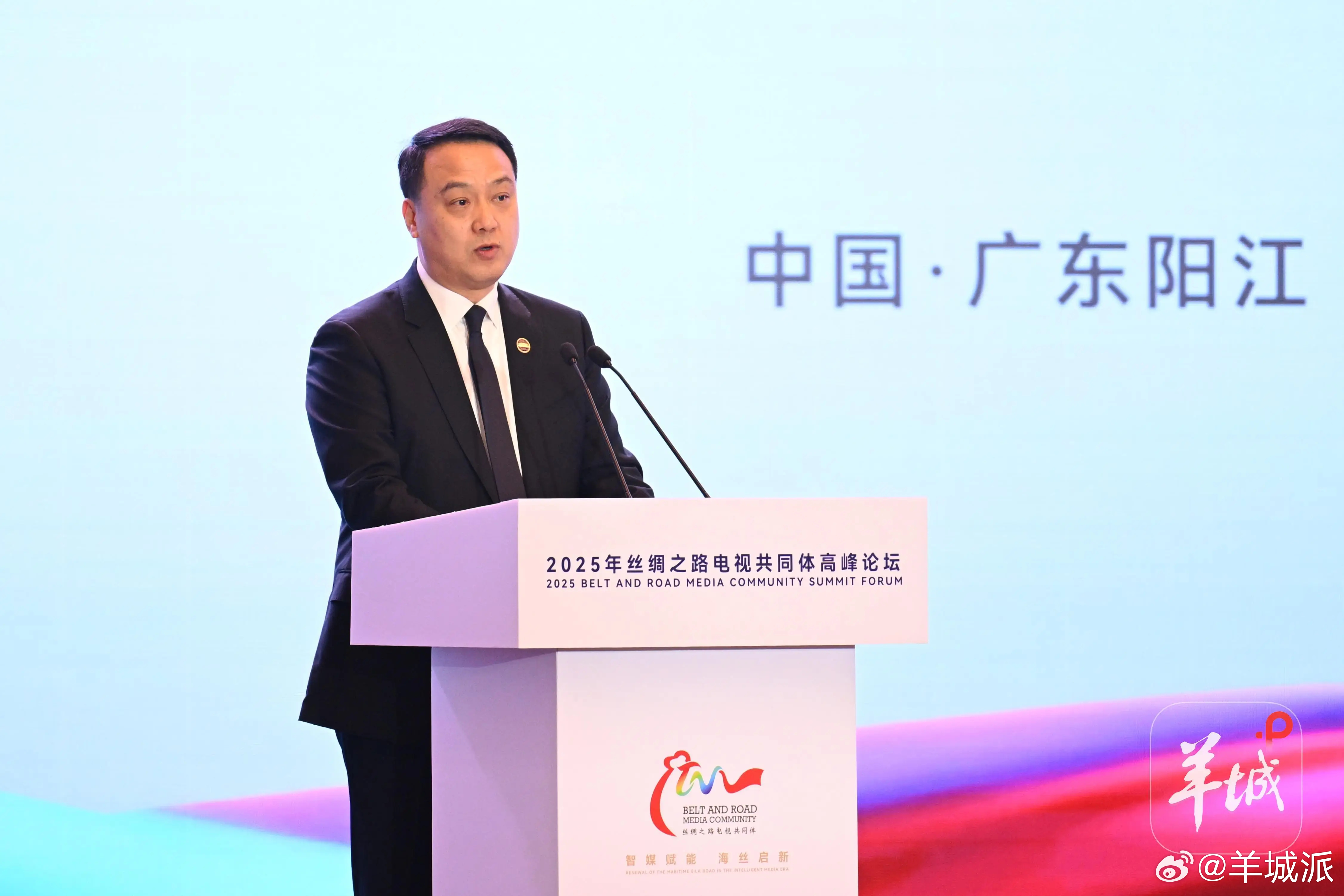 【广东阳江市市长余金富在论坛上发言，全程用英语推介阳江】12月7日，2025年丝