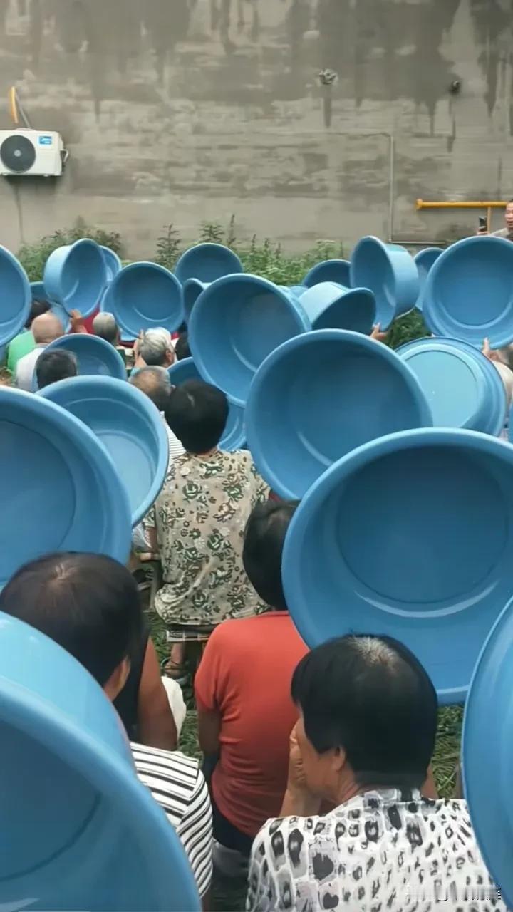 这些人是真坏啊！专门到庄上骗老头老太太，今天给你发个洗脸盆，让你登记上个人信息，