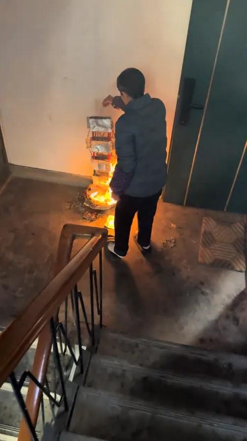 “必须严惩！”12月4日，浙江杭州，一女子回家时，闻到楼道内有一股糊味，通过不断