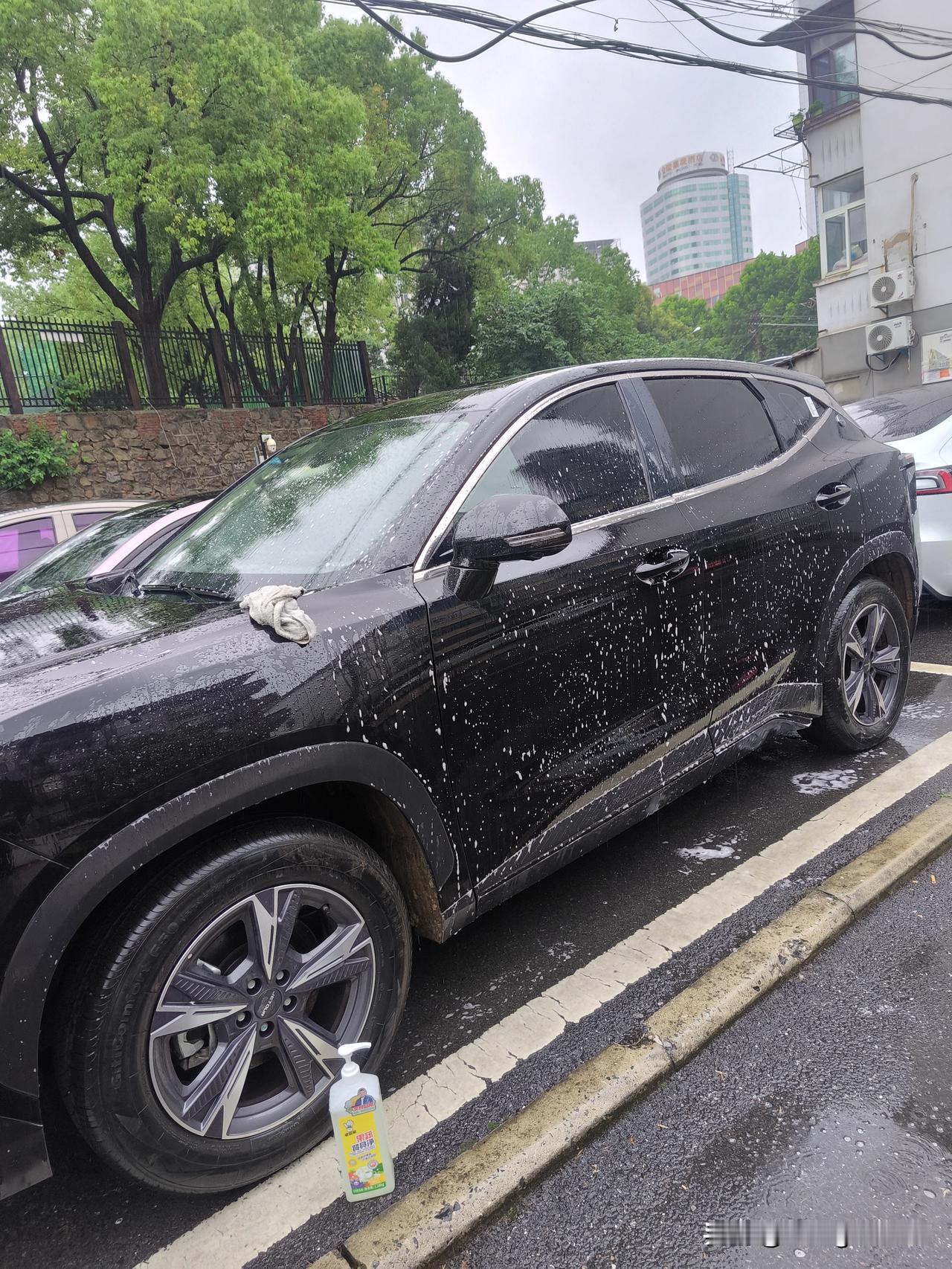 我为爱车洗个澡
     昨晚大雨倾盆，下了整整一夜，在这场大雨中，端午佳节悄然