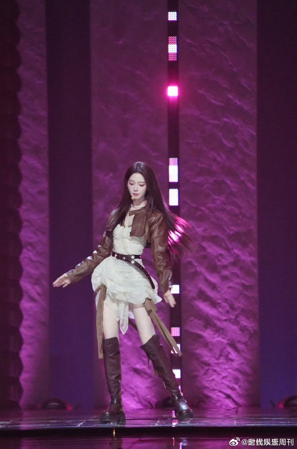 陈瑶回应一公选歌组队乘风2026回应选歌组队的同时，陈瑶的舞台成长速度真的肉眼可