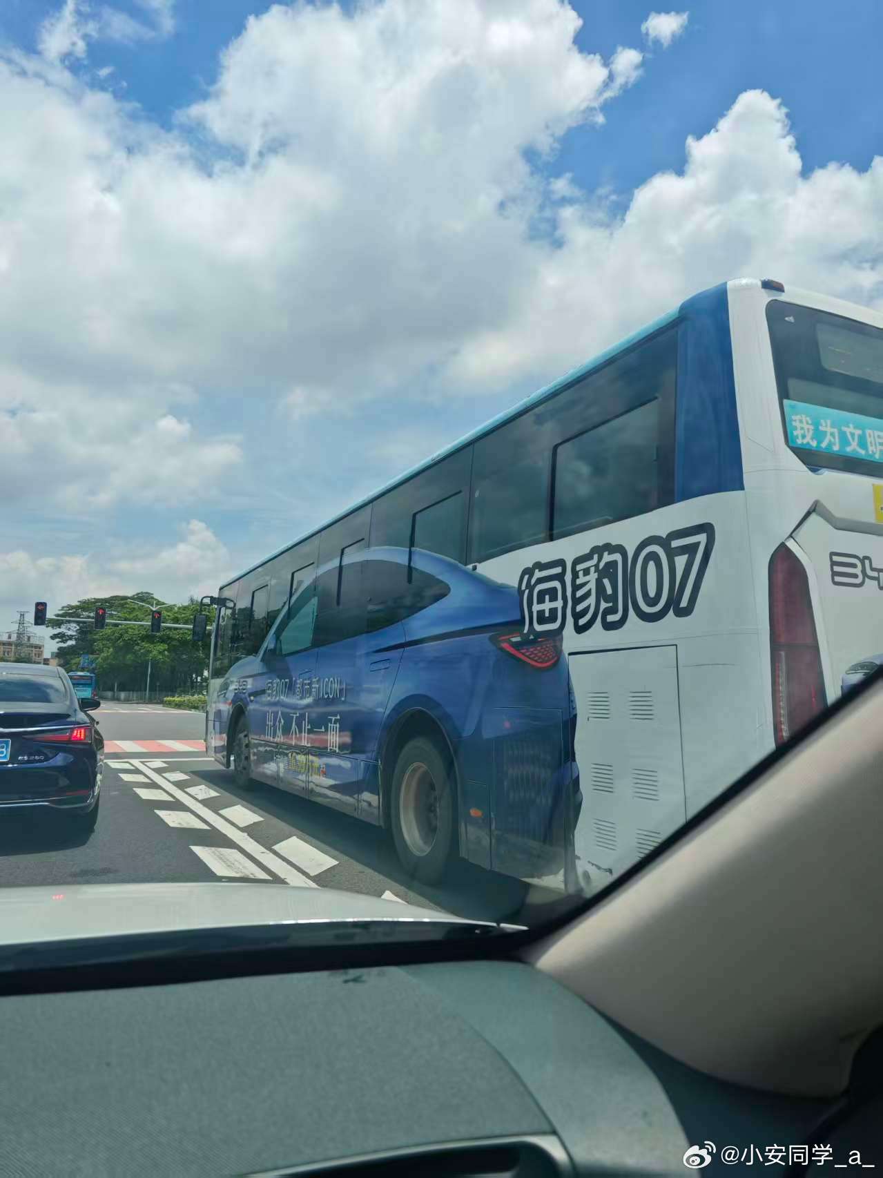 哈哈哈群里看到的，海豹07宣传图！！！ 这个有点意思，增加车型外观曝光度了哈哈哈