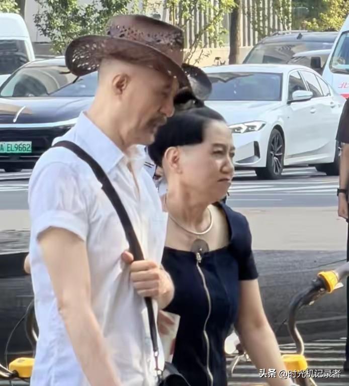 徐锦江带着媳妇逛街，果然演“渣男”的人现实都是好男人。徐锦江如今65岁了，样子和