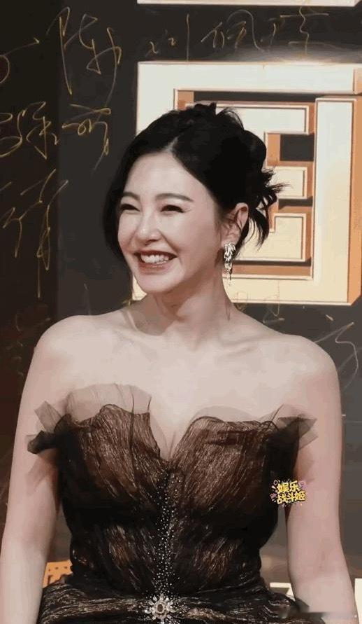 这竟然是张雨绮啊，突然看着脸有点陌生，和以前的长相有出路，但又说不出来具体是哪里