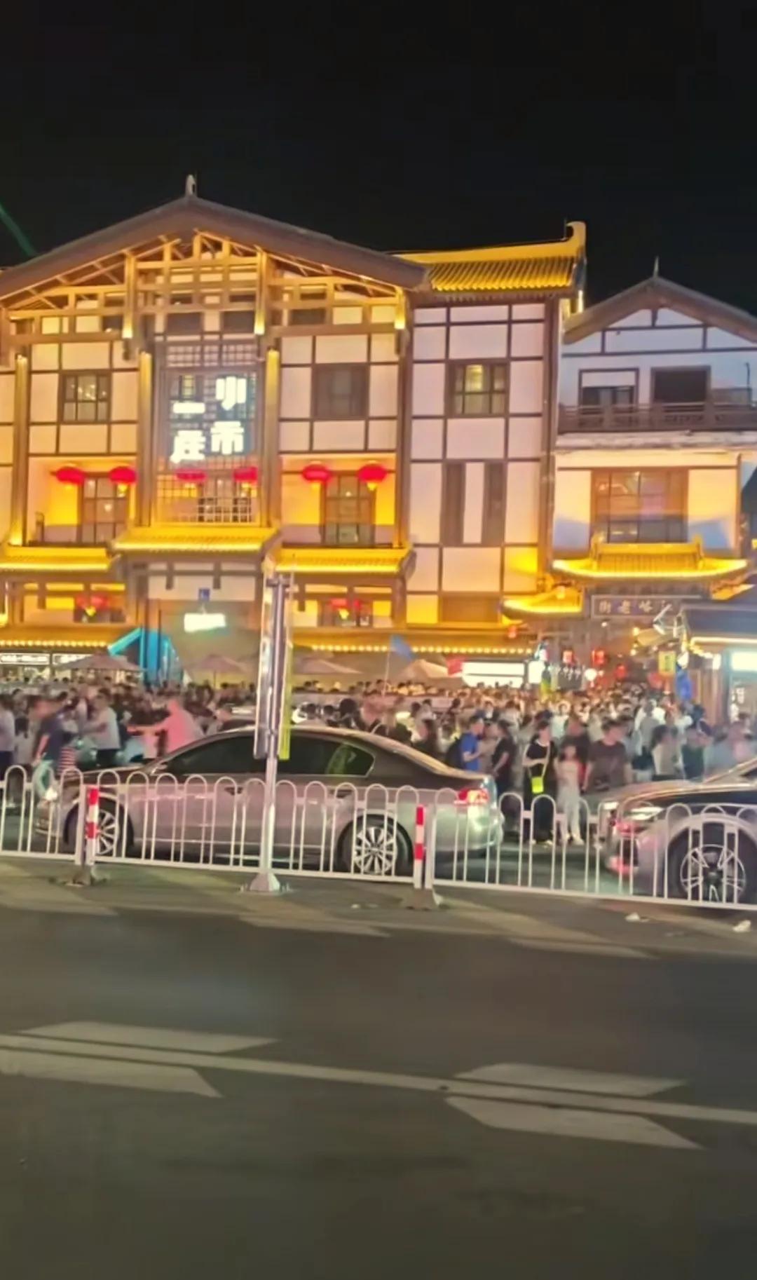 本溪的旅游终于发展起来了，即便是周一到周五也是人山人海。从小市一庄到本溪水洞这2