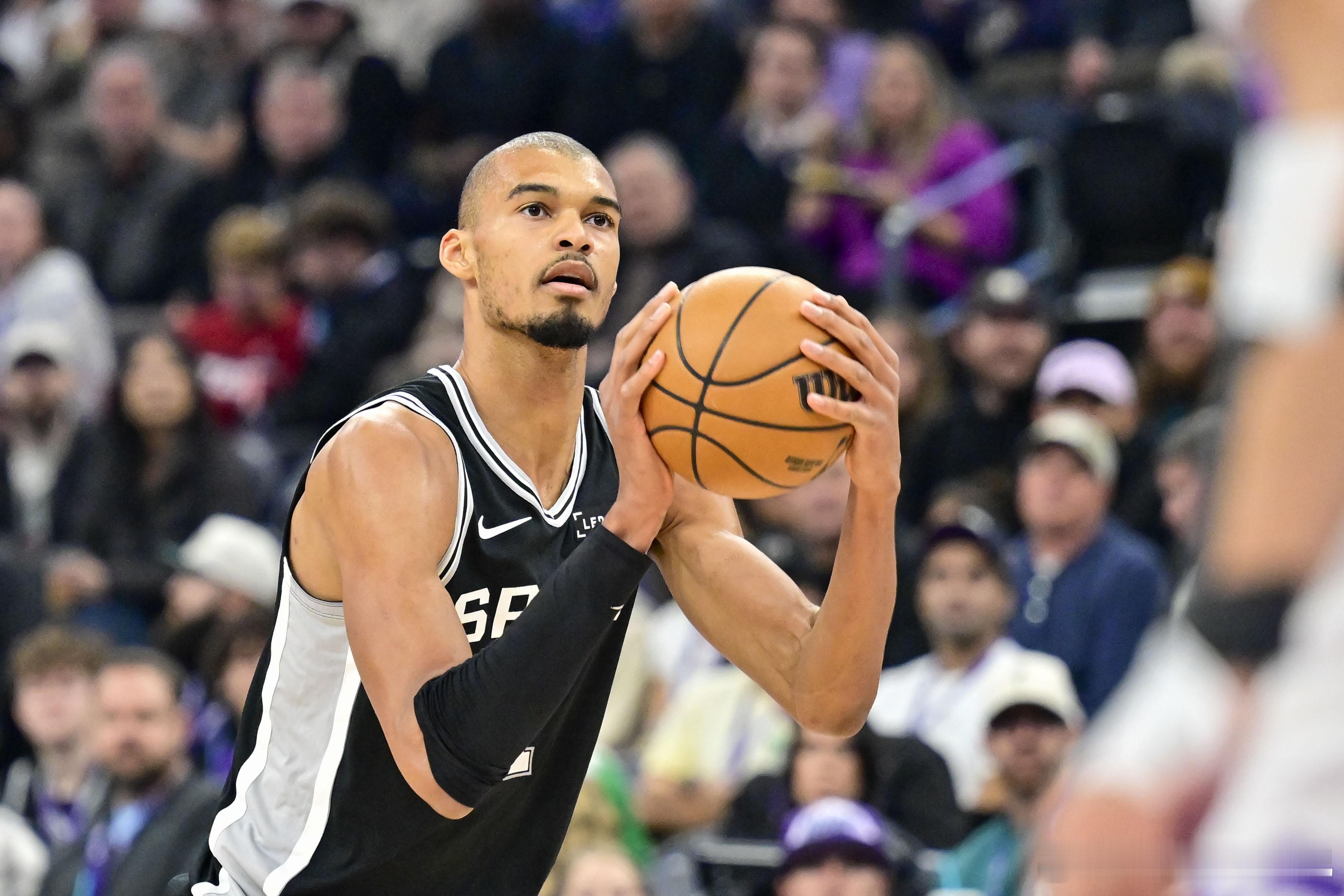 文班亚马——攻防一体统治第四节火箭上半场结束打出了罕见的进攻，最多时领先客场作战