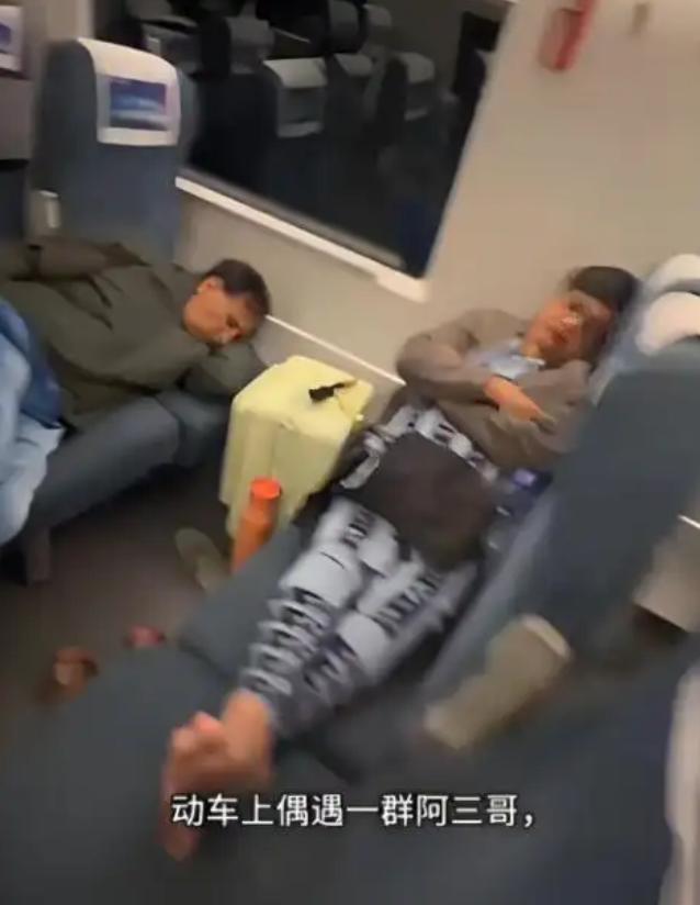 “滚回自己的国家！”12月27日，四川，一男子刚上高铁，就看见一群印度人在车上脱