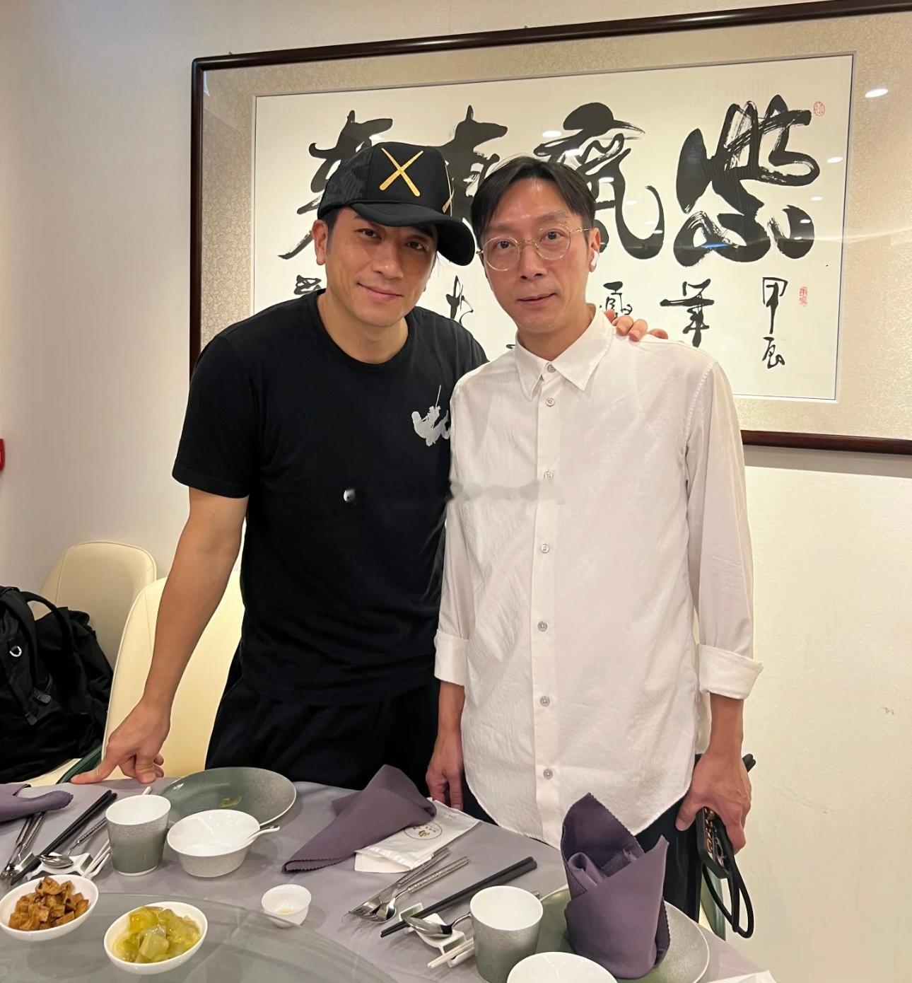新鲜的吴卓羲！今晚在香港的一个餐厅吃饭，餐厅老板分享与吴卓羲合照。 ​​​
