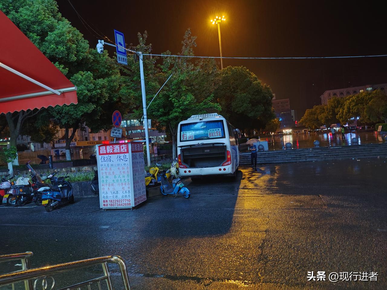 凌晨从火车站出来，外面淅淅沥沥下着雨，幸好是夏天，不然这冷雨非得把人冻透。我实在