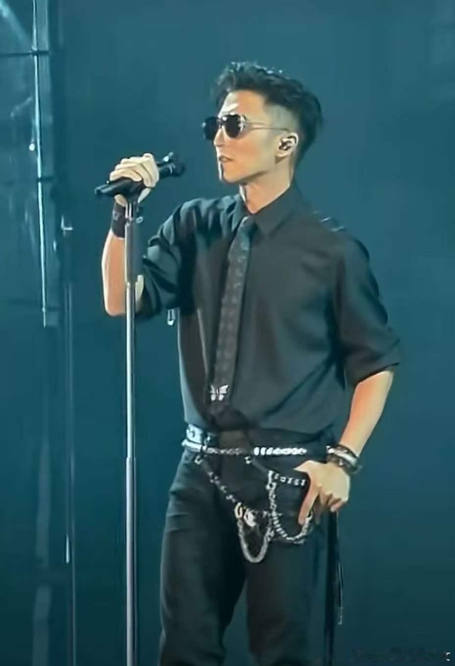 保安一边听谢霆锋唱歌一边落泪 一首歌，两行泪，三代人的青春。保安大哥的动容，是这