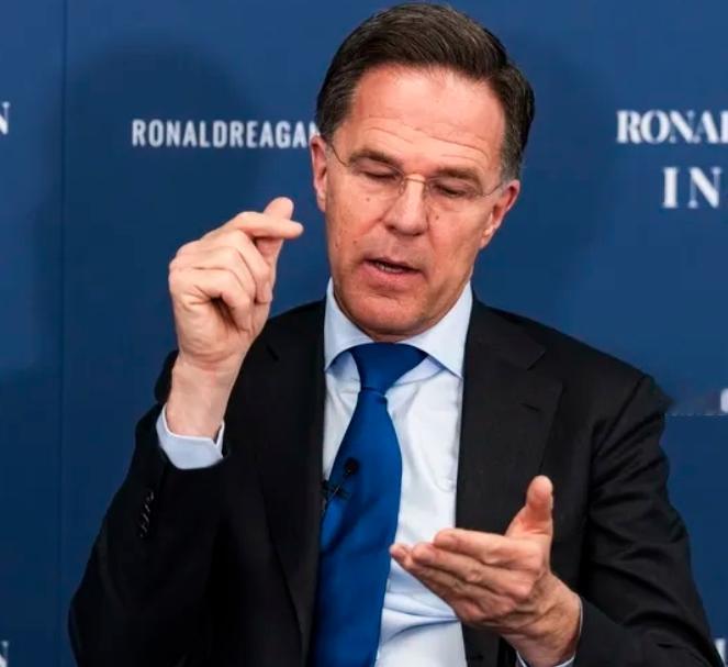 特朗普这老流氓又急眼了！自己炸完伊朗擦不干净屁股，扭头就骂北约盟友是叛徒。吕特这